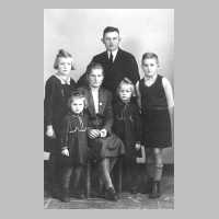 107-0034 Karl Tobe und Frau Magdalene, geb. Duckwitz mit den Kindern Fritz, Gertrud, Irmgard und Edith aus Toelteninken.jpg